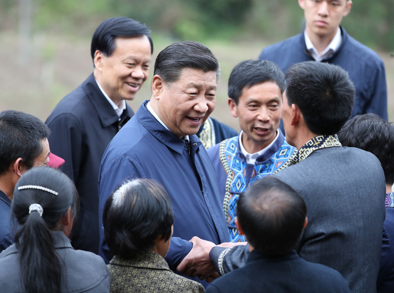 2019年4月15日至17日，中共中央總書(shū)記、國家主席、中央軍委主席習近平在重慶考察，並主持召開(kāi)解決“兩不愁三保障”突出問(wèn)題座談會(huì )。這是4月15日下午，習近平在石柱土家族自治縣中益鄉華溪村同村民親切交流。新華社記者 丁海濤 攝