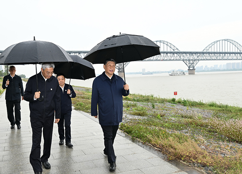 2023年10月10日至13日，中共中央總書(shū)記、國家主席、中央軍委主席習近平在江西考察。這是10日下午，習近平在長(cháng)江國家文化公園九江城區段考察時(shí)，冒雨沿江堤步行察看沿岸風(fēng)貌。新華社記者 謝環(huán)馳 攝