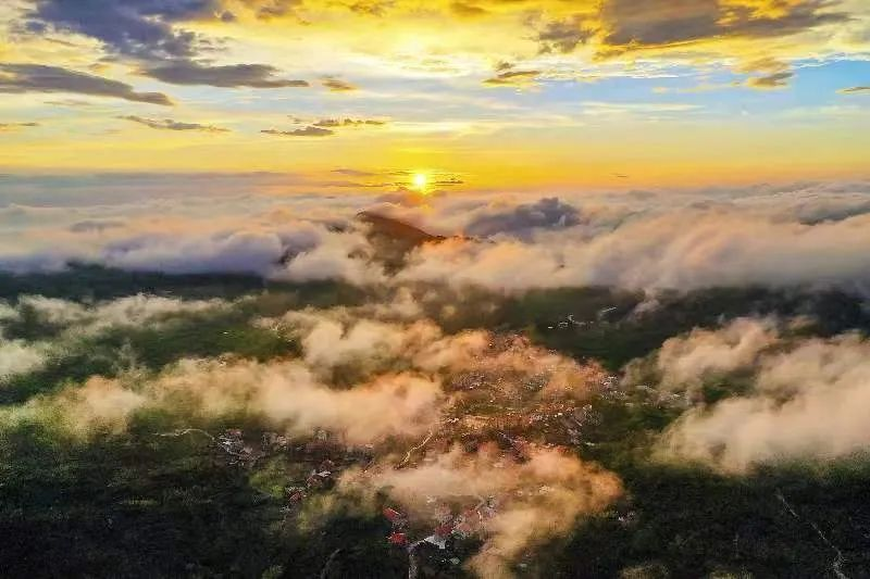 圖為雲(yún)霧繚繞的軍營(yíng)村，群山盡翠，紅瓦掩映。廈門(mén)市委宣傳部供圖